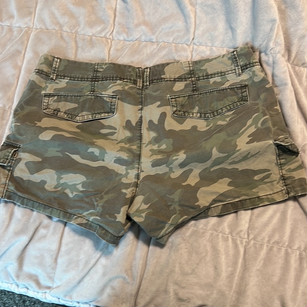 Camouflage Low Rise shorts size 12 cargo - Picture 5 of 5